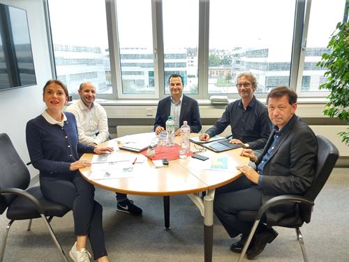 Für einen Tag Hochschulpräsident: Stadtdirektor Burkhard Hintzsche (v. r. n. l.) erhielt von Prof. Dr. Fernand Hörner, Oliver Bluscz, Dr. Lars Tufte und HSD-Sprecherin Simone Fischer Einblicke und Impulse aus der Hochschule. Foto: Dr. Sabine Wiek